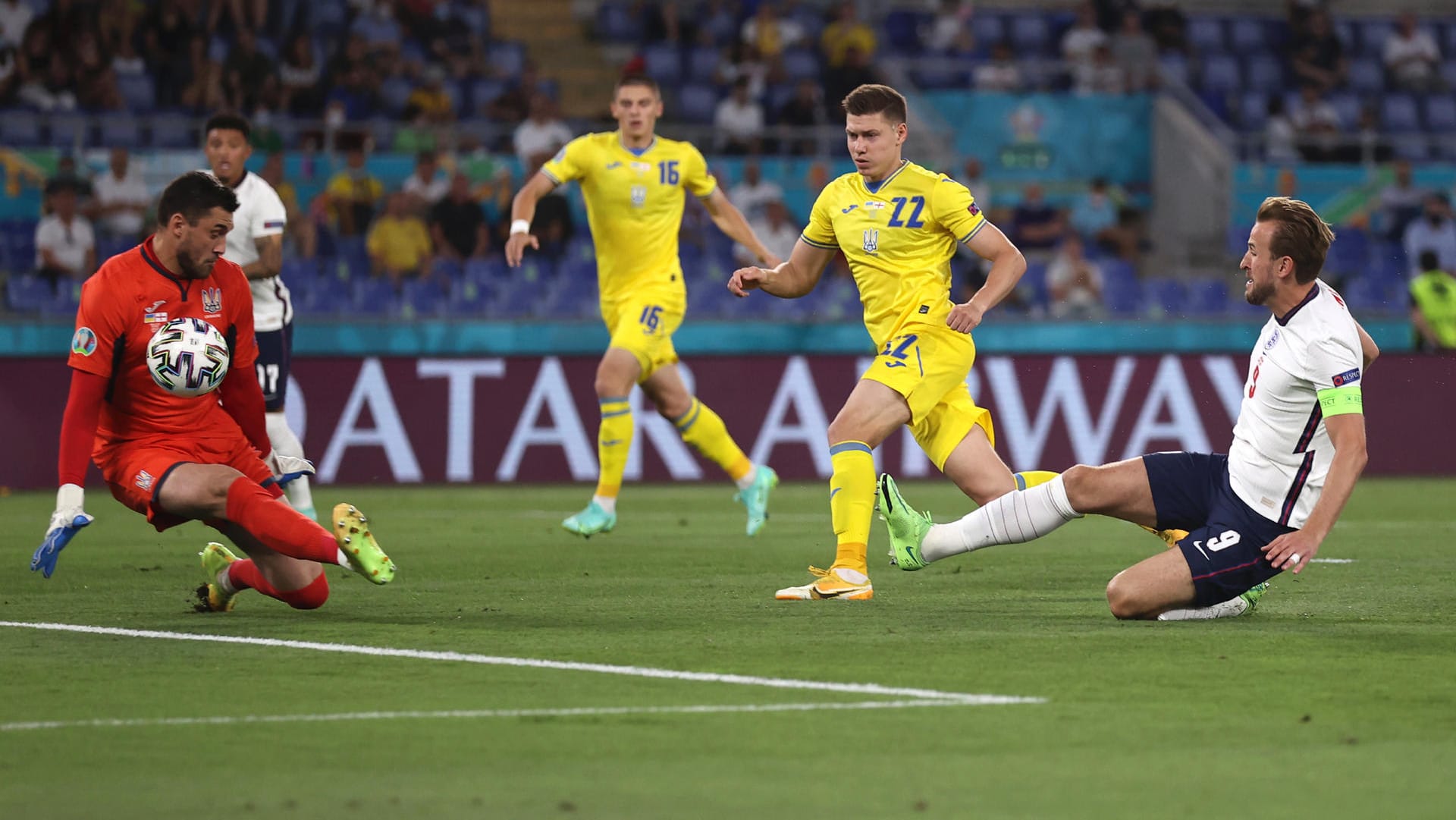 Englands Harry Kane (r.) brachte vor dem 1:0 blitzschnell die Fußspitze an den Ball und lenkte diesen so ins Tor.