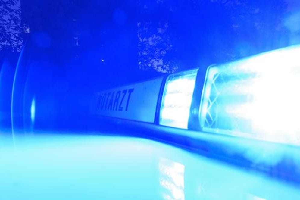 Blaulicht an einem Notarzteinsatzfahrzeug: Eine 56-Jährige Motorradfahrschülerin starb bei einem Unfall in Bad Kreuznach (Symbolfoto).