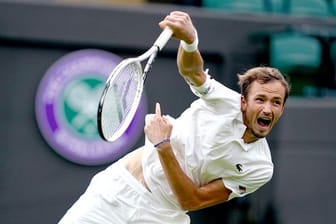 Steht im Achtelfinale von Wimbledon: Daniil Medwedew in Aktion.