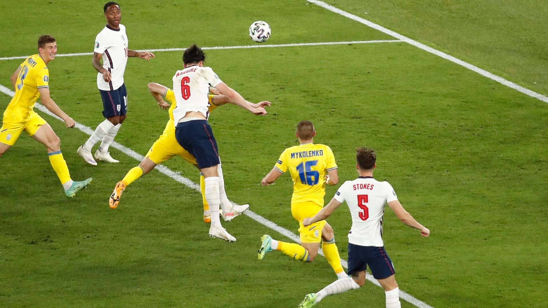 Harry Maguire (Nr. 6) köpfte zum 2:0 für England ein.