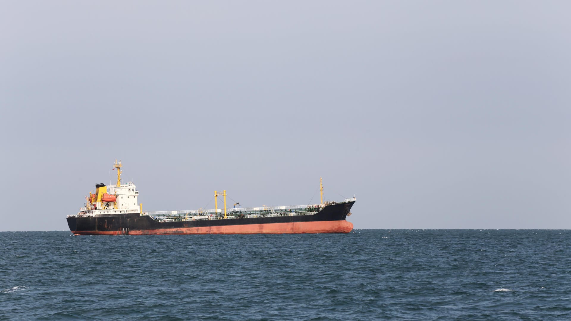 Ein Frachter auf hoher See (Symbolbild). Wieder ist ein Schiff in israelischem Besitz angegriffen worden.