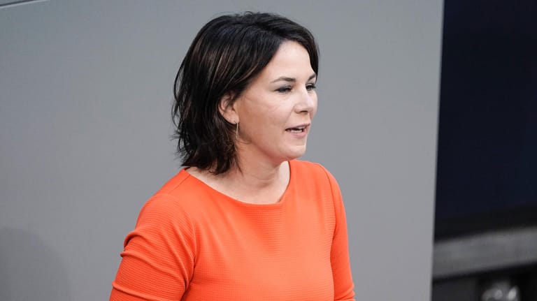 Annalena Baerbock spricht im Juni im Bundestag. Die grüne Spitzenkandidatin liegt hinter ihren Herausforderern bei Umfragen.