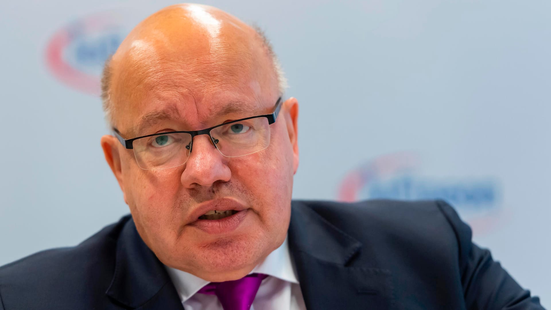 Peter Altmaier bei einem Unternehmensbesuch (Archivbild). Der Wirtschaftsminister kritisiert die Klimapolitik der Grünen.