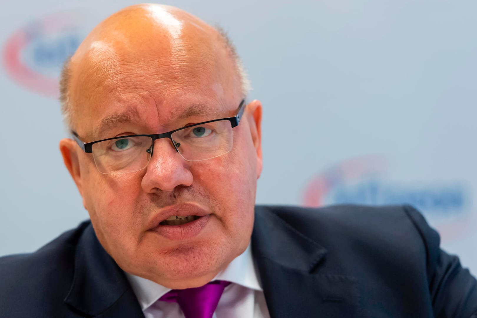 Peter Altmaier bei einem Unternehmensbesuch (Archivbild). Der Wirtschaftsminister kritisiert die Klimapolitik der Grünen.