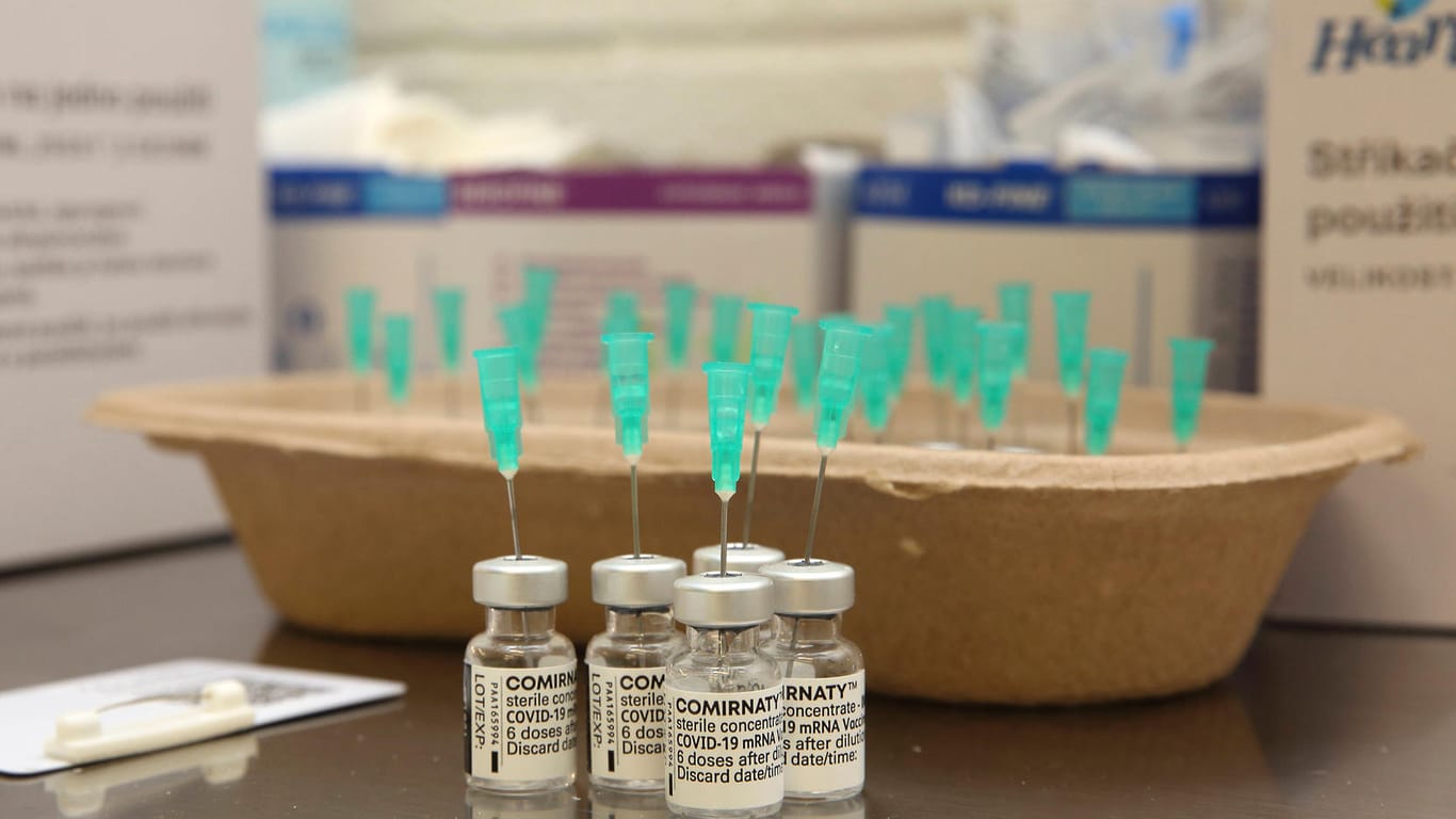 Ampullen mit dem Biontech/Pfizer-Vakzin Comirnaty auf einem Labortisch (Symbolbild). Die Impfquote steigt weiter in Deutschland.