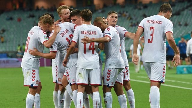 Die Dänen freuen sich über den Sieg, sind aber in Gedanken bei einem ihrer Teamkollegen.