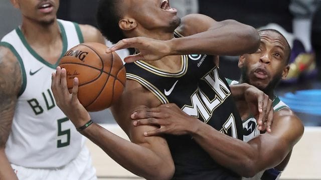 Die Milwaukee Bucks (weiße Trikots) setzten sich auf dem Weg in die NBA-Finals gegen die Atlanta Hawks durch. Die Milwaukee Bucks (weiße Trikots) setzten sich auf dem Weg in die NBA-Finals gegen die Atlanta Hawks durch.