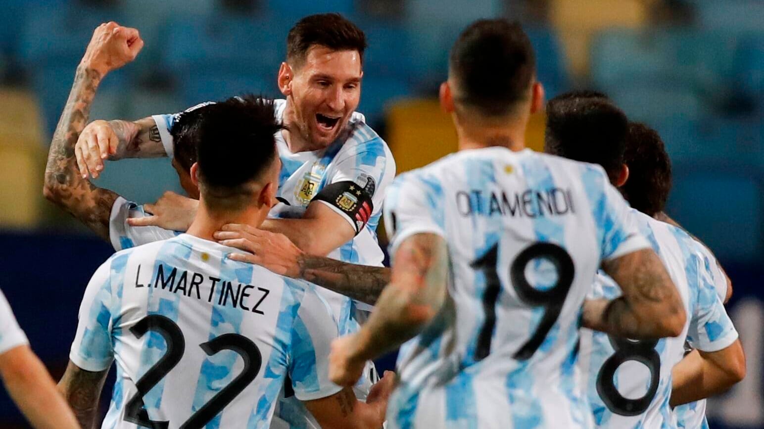 Argentiniens Kapitän Lionel Messi lässt sich von seinen Mitspielern nach seinem Treffer gegen Ecuador feiern.