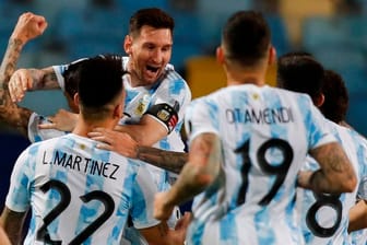 Argentiniens Kapitän Lionel Messi lässt sich von seinen Mitspielern nach seinem Treffer gegen Ecuador feiern.