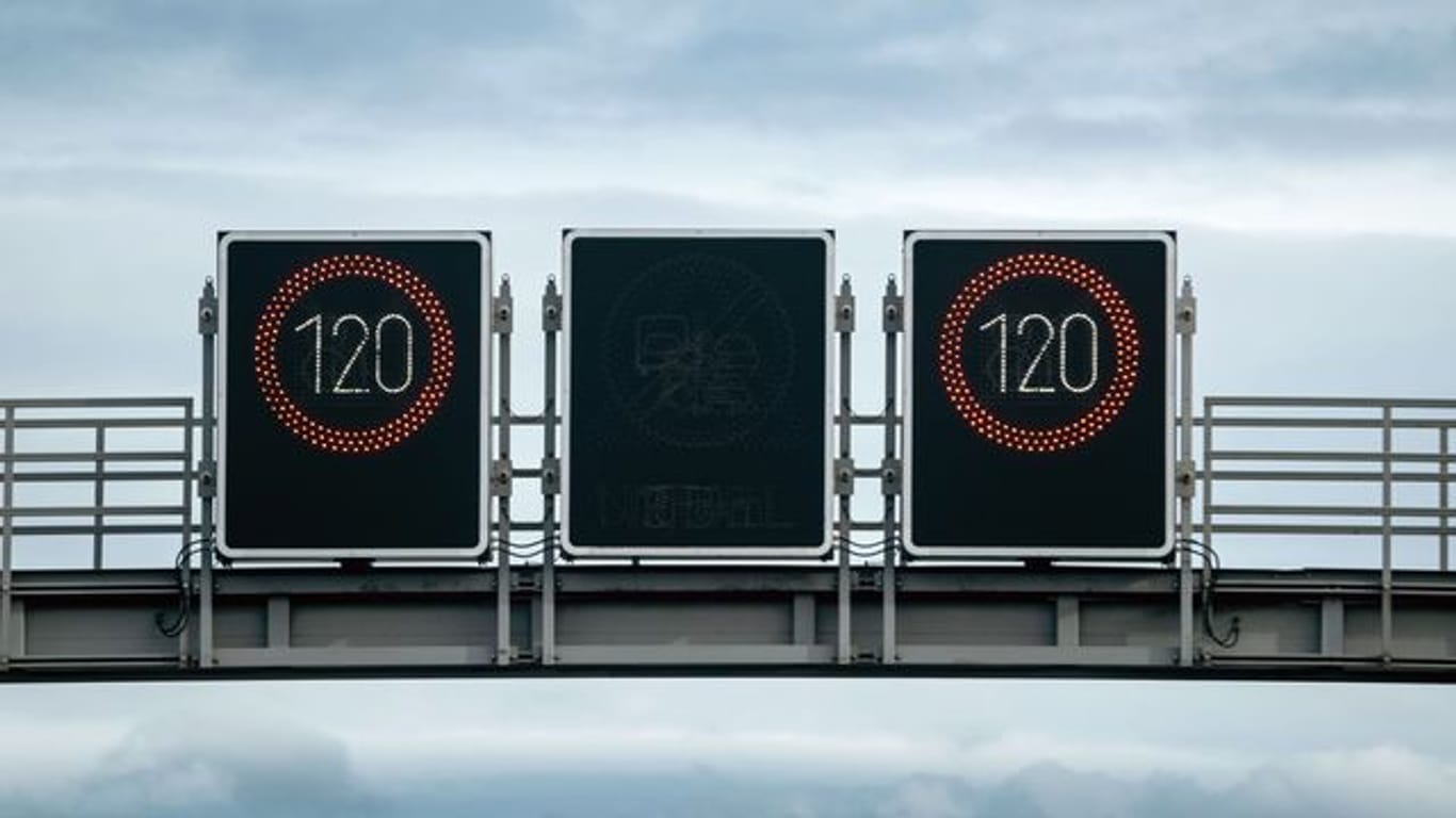 Eine Schilderbrücke mit variablen Geschwindigkeitsbeschränkungen ist auf einer Autobahn zu sehen (Symbolbild): Zwischen München und Ulm soll es an mehr Stellen Tempolimit geben.