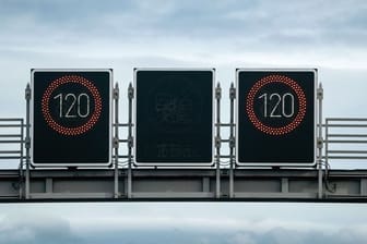 Eine Schilderbrücke mit variablen Geschwindigkeitsbeschränkungen ist auf einer Autobahn zu sehen (Symbolbild): Zwischen München und Ulm soll es an mehr Stellen Tempolimit geben.