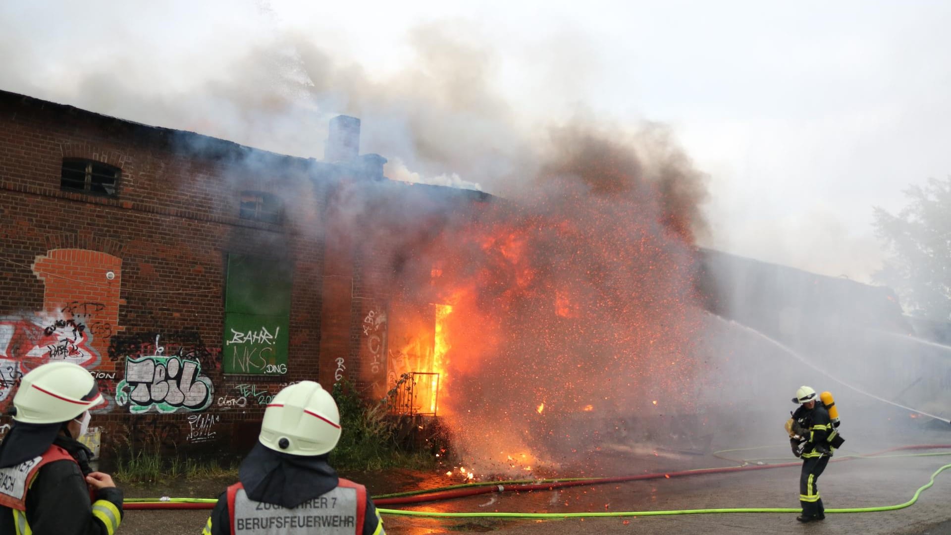 Die brennende Lagerhalle in Porz: Die Feuerwehr war mit einem Großaufgebot vor Ort. Die brennende Lagerhalle in Porz: Die Feuerwehr war mit einem Großaufgebot vor Ort.