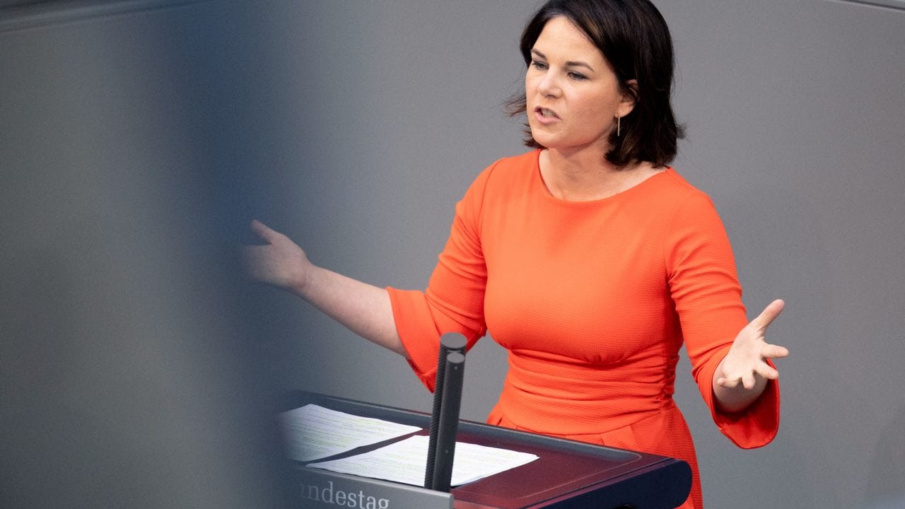Annalena Baerbock, Kanzlerkandidatin der Grünen, will in den Schutz von Schülern investieren. Annalena Baerbock, Kanzlerkandidatin der Grünen, will in den Schutz von Schülern investieren.