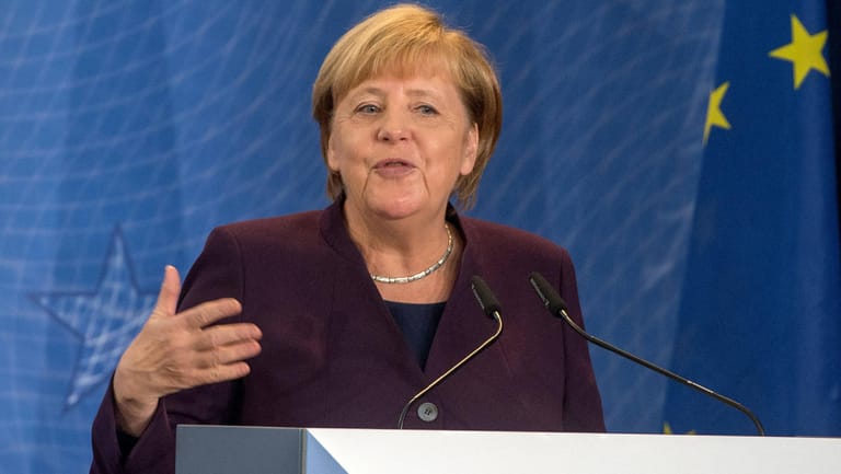 Angela Merkel bei einer Rede bei der EZB (Archivbild): Mit Angela Merkel könnte auch das Negativzinsgespenst weichen.