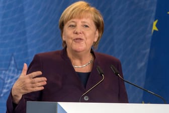 Angela Merkel bei einer Rede bei der EZB (Archivbild): Mit Angela Merkel könnte auch das Negativzinsgespenst weichen.