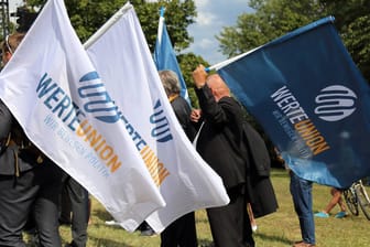 Anhänger der Werteunion in Potsdam (Archivbild): Nach dem Wechsel an der Spitze haben sich tiefe Gräben in der Organisation aufgetan.