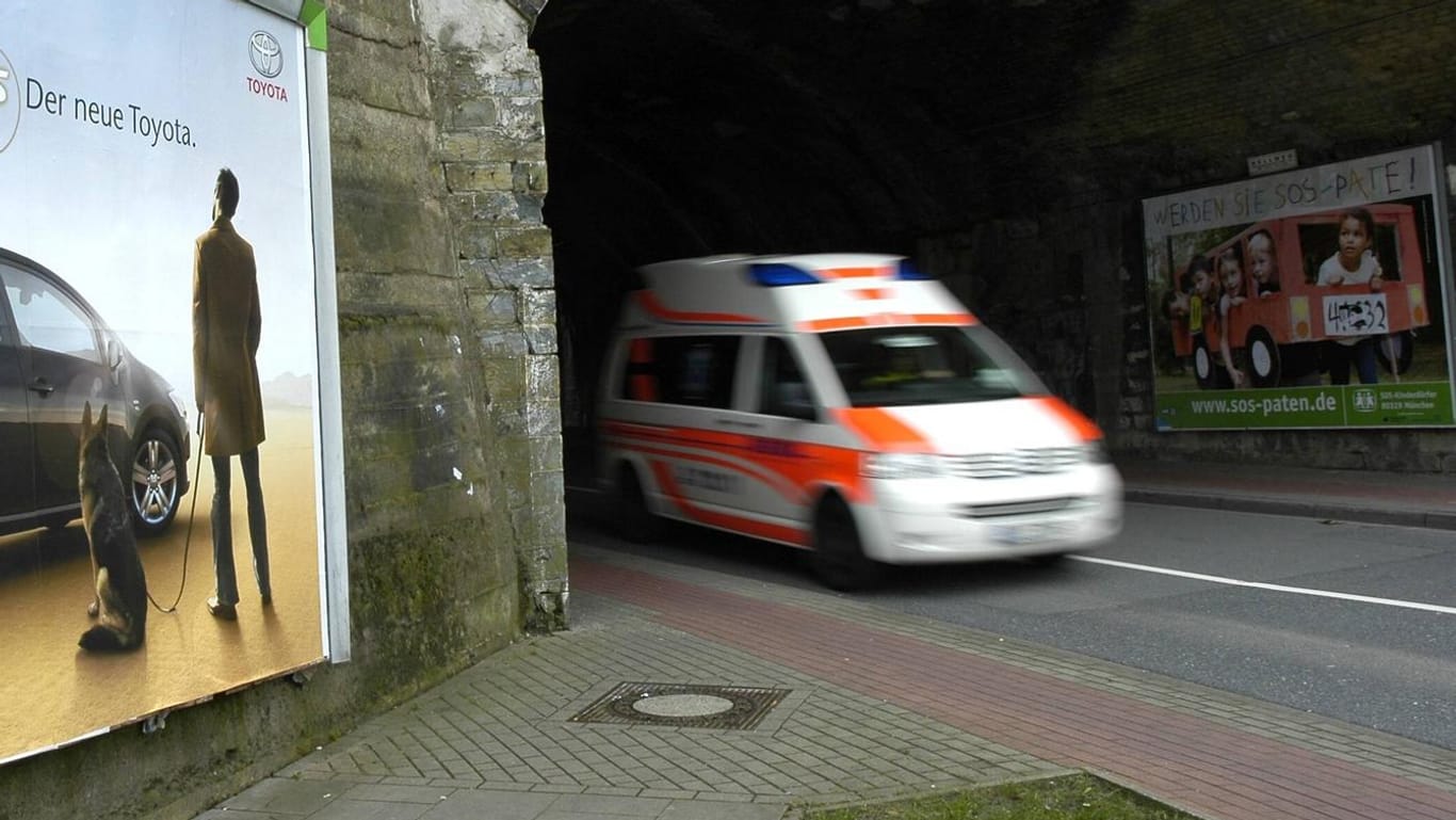 Ein Rettungswagen in Bielefeld (Symbolbild): In der Stadt wurde ein Motorradfahrer bei einem Zusammenstoß schwer verletzt.