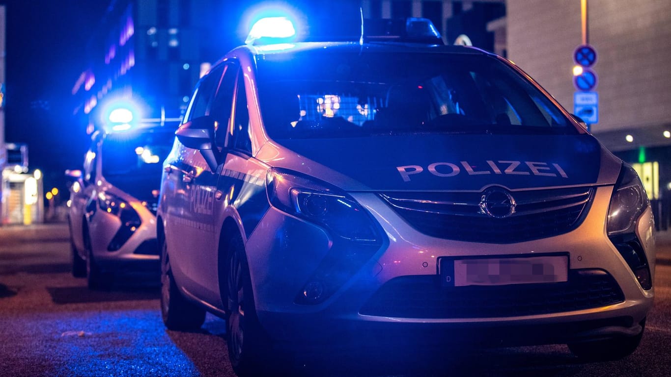 Polizeifahrzeuge mit Blaulicht (Symbolbild): In Dresden wurde eine Disko nach einem Reizgasangriff geräumt.