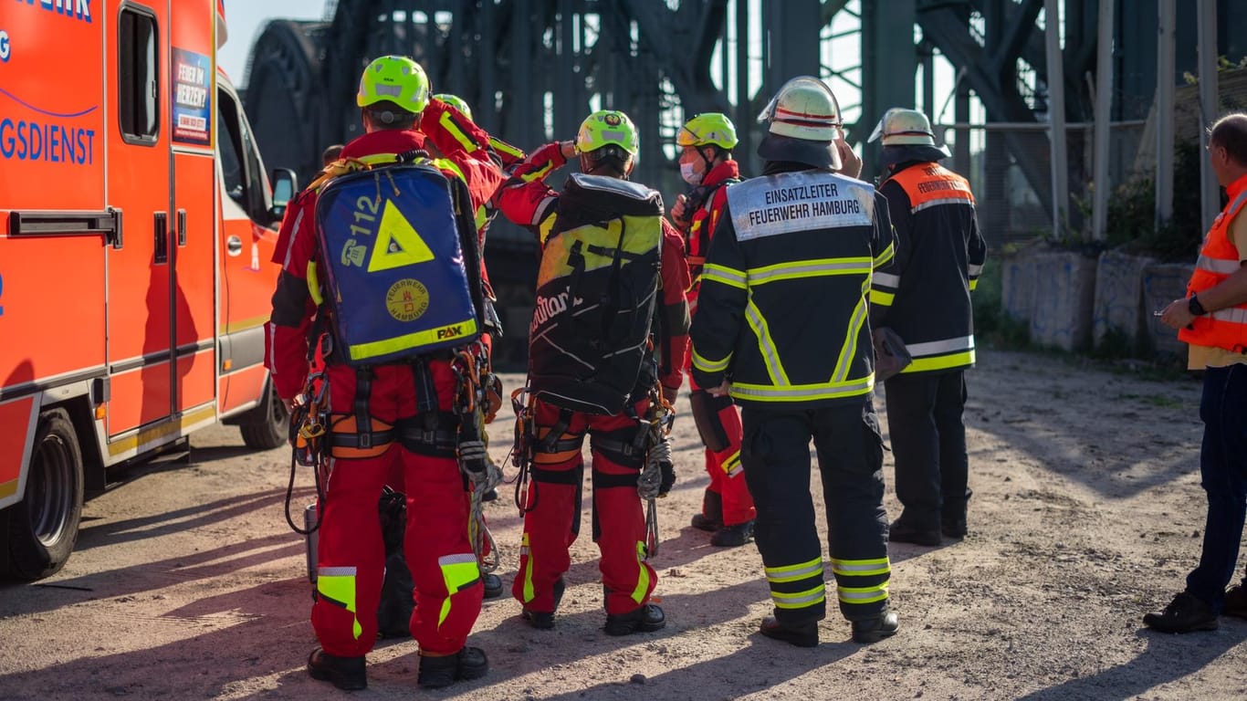 Versammelte Rettungskräfte an der Hamburger Brücke: Die jungen Männer haben für einen gewaltigen Aufwand gesorgt.