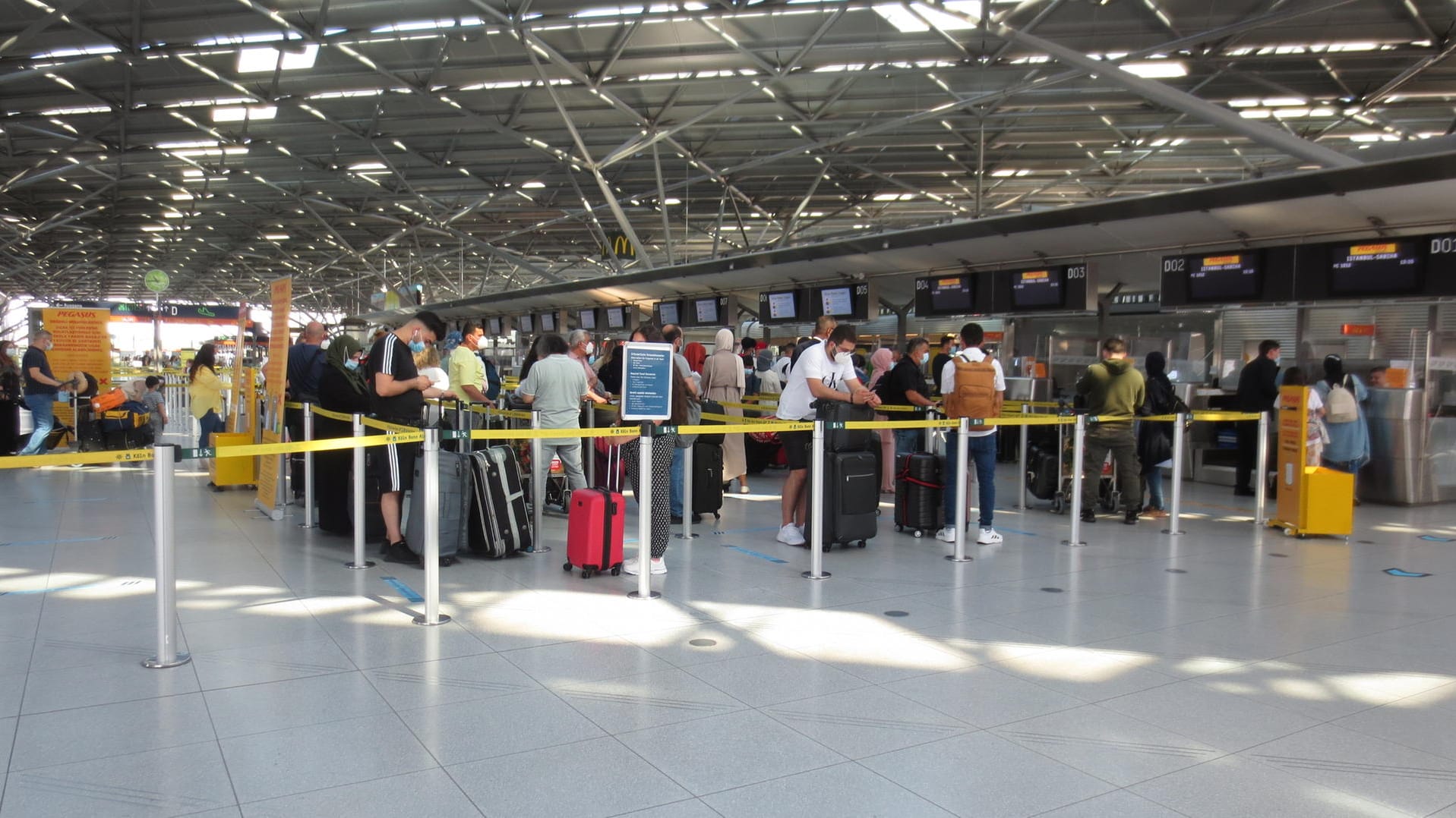 Schlangen an den Schaltern im Fughafen Köln/Bonn: Der übliche Andrang zum Ferienbeginn fiel in diesem Jahr aus – trotzdem flogen am Wochenende einige Menschen in den Urlaub.