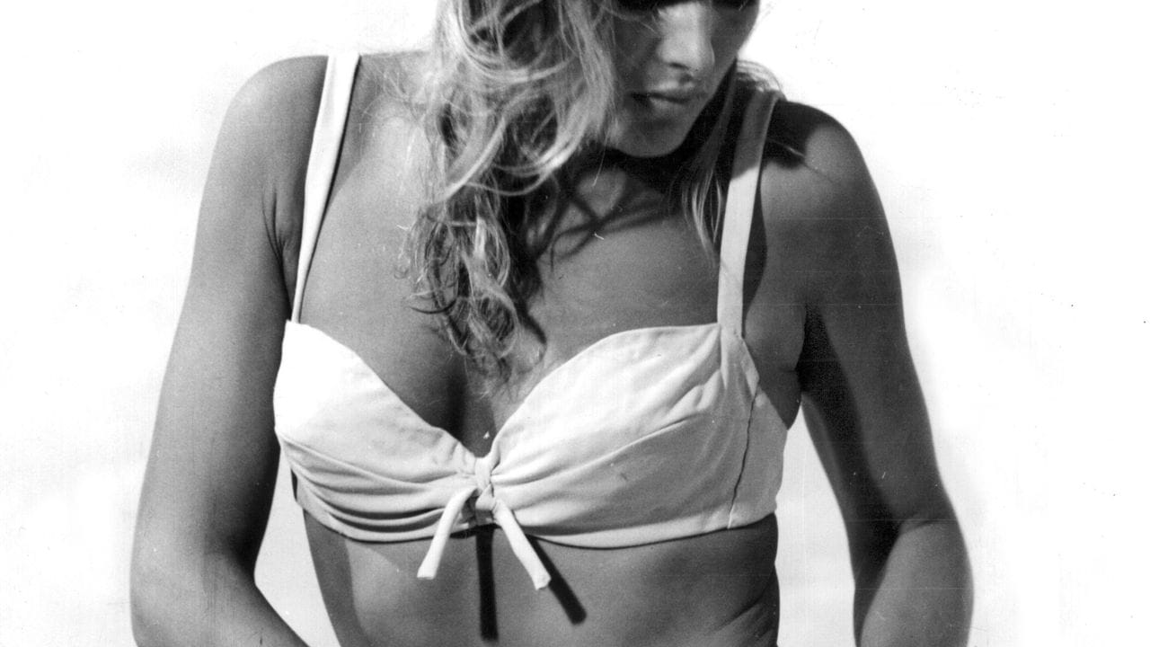 Schauspielerin Ursula Andress bei den Dreharbeiten zum Thriller "James Bond jagt Dr. Schauspielerin Ursula Andress bei den Dreharbeiten zum Thriller "James Bond jagt Dr.