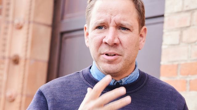 Der Künstler und Fotograf Andreas Mühe vor der St. Der Künstler und Fotograf Andreas Mühe vor der St.