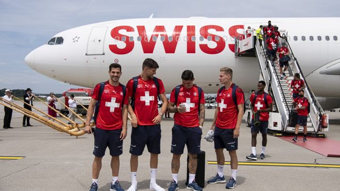 Die Schweizer Nationalmannschaft wurde am Flughafen in Zürich mit Alphörnern empfangen.