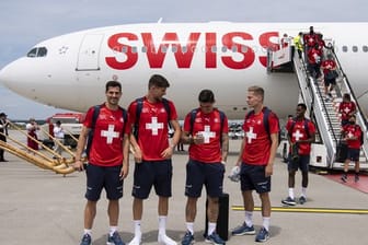 Die Schweizer Nationalmannschaft wurde am Flughafen in Zürich mit Alphörnern empfangen.