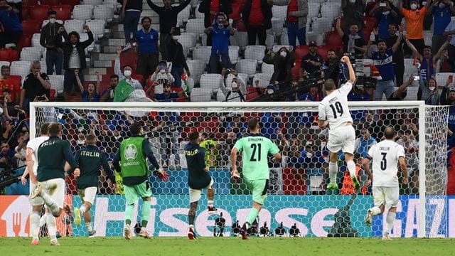 Die Italiener feiern nach dem Halbfinaleinzug mit ihren Fans.