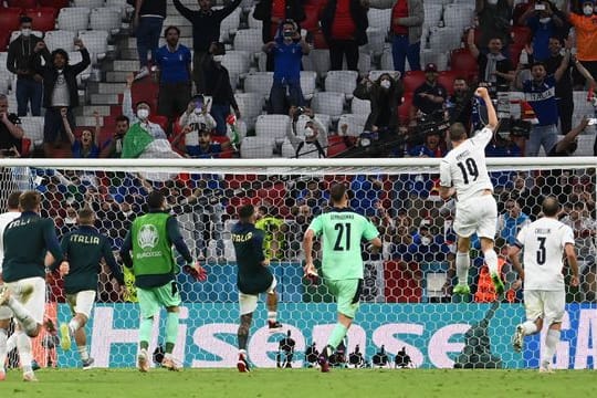 Die Italiener feiern nach dem Halbfinaleinzug mit ihren Fans.