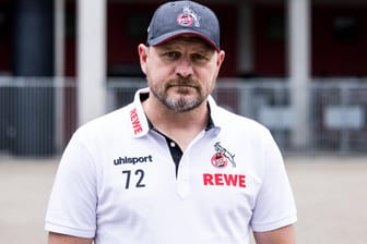 Steffen Baumgart bei einer Pressekonferenz am Donnerstag: Der neue FC-Trainer steht vor einem Sommer voller Arbeit.