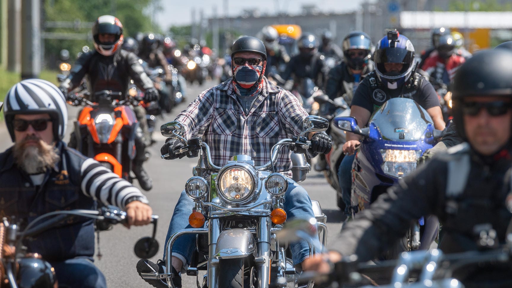 Motorradfahrer beteiligen sich an einer Demo des "Runden Tischs Leipzig und Region": Mit ihrer Tour von der Neuen Messe zum Augustusplatz in der Stadt und einer Kundgebung protestieren sie gegen Fahrverbote.