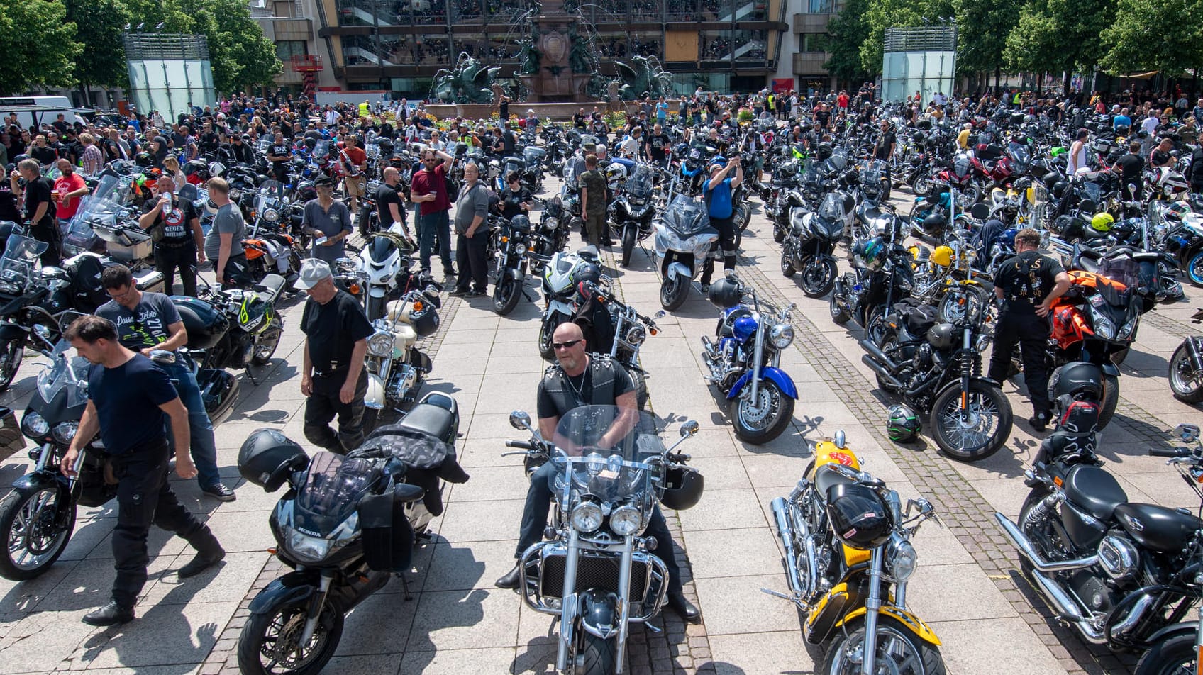 Biker in Leipzig: Nach Angaben des Veranstalters kamen 10.000 Teilnehmer zur Demo. Biker in Leipzig: Nach Angaben des Veranstalters kamen 10.000 Teilnehmer zur Demo.