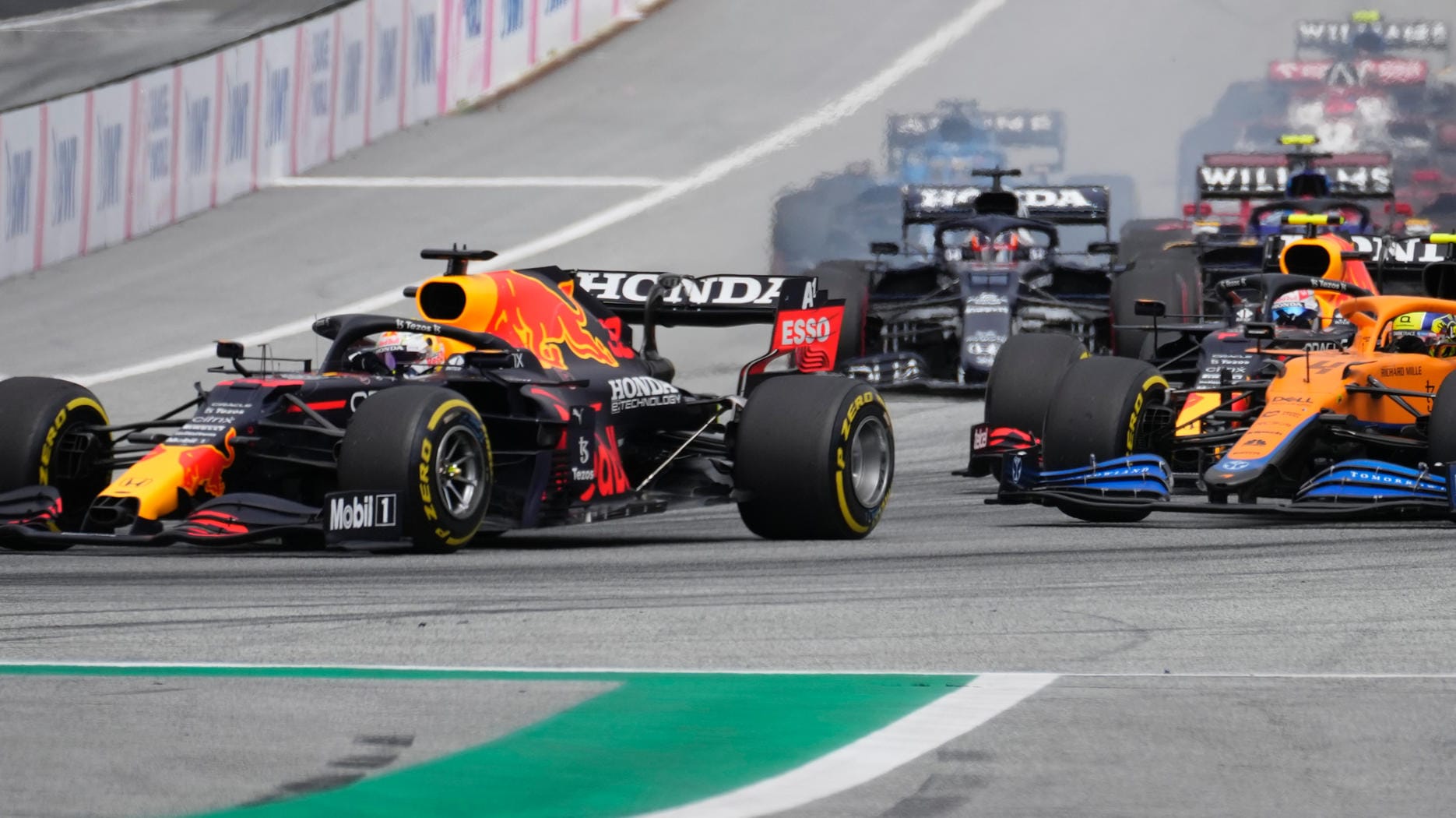 Max Verstappen (l.) führt das Feld beim Großen Preis von Österreich an.