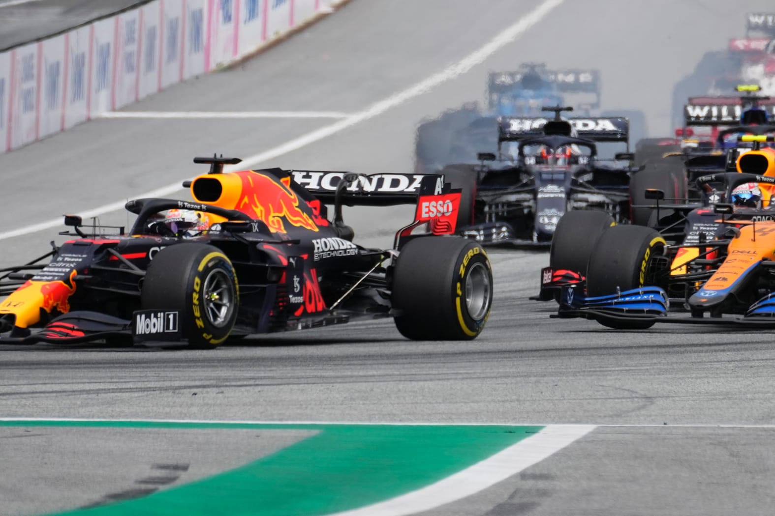 Max Verstappen (l.) führt das Feld beim Großen Preis von Österreich an.