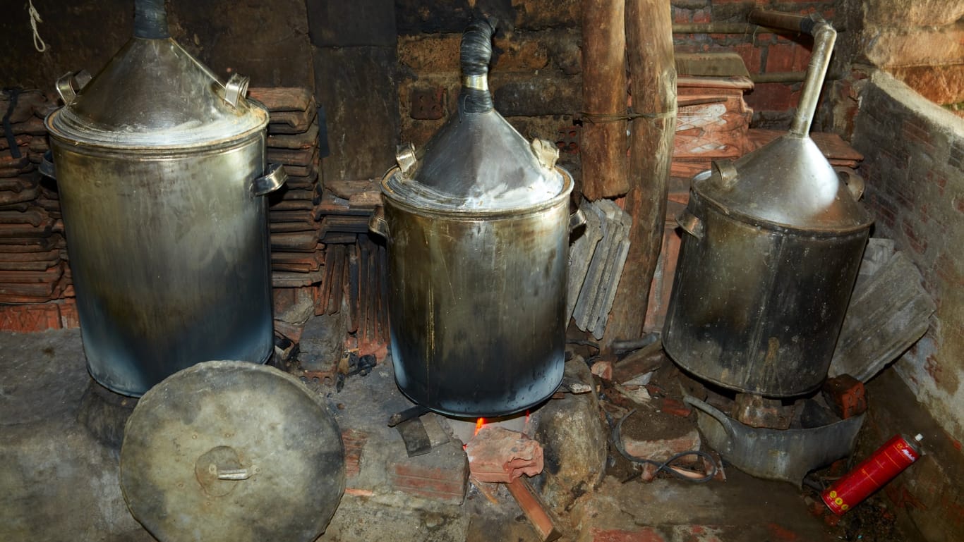 Behälter zur Destillation (Symbolbild): Durch selbstgebrannten Alkohol werden in Südostasien immer wieder Menschen verletzt, nicht selten tödlich.