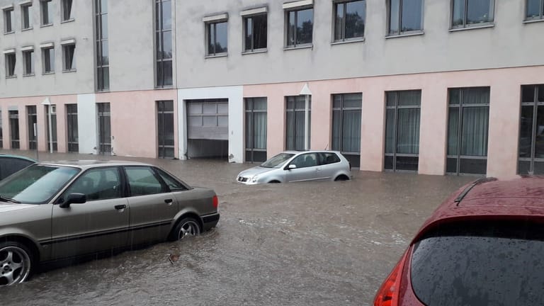 Überflutete Straßen in Fröndenberg: In dem Ort gingen mehr als 260 Notrufe bei der Feuerwehr ein.
