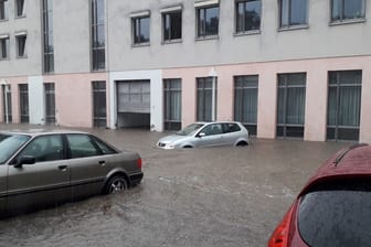 Überflutete Straßen in Fröndenberg: In dem Ort gingen mehr als 260 Notrufe bei der Feuerwehr ein.