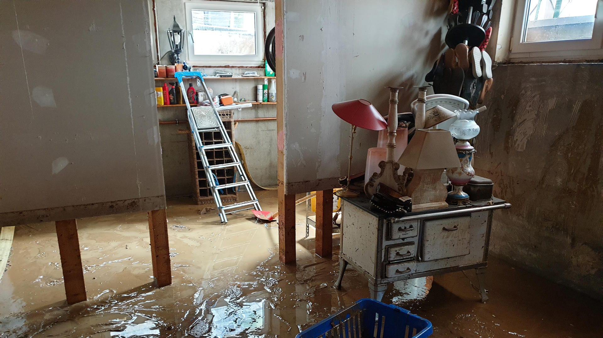 Vollgelaufener Keller in Karlsbad: In dem Ort stand das Wasser bis zu 70 Zentimeter hoch auf der Straße.