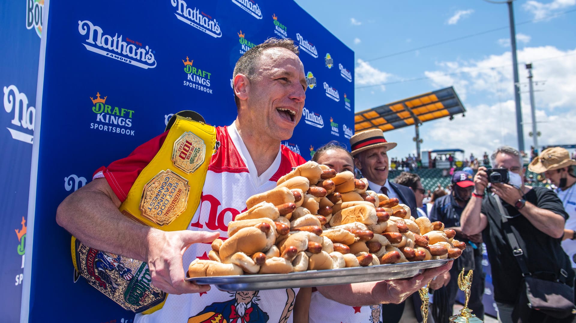 Joey Chestnut: Der 37-jährige Kalifornier hat beim Hotdog-Wettessen im New Yorker Vergnügungspark Coney Island seinen eigenen Rekord gebrochen. Joey Chestnut: Der 37-jährige Kalifornier hat beim Hotdog-Wettessen im New Yorker Vergnügungspark Coney Island seinen eigenen Rekord gebrochen.