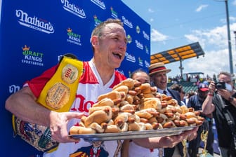 Joey Chestnut: Der 37-jährige Kalifornier hat beim Hotdog-Wettessen im New Yorker Vergnügungspark Coney Island seinen eigenen Rekord gebrochen.