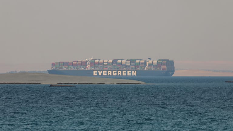 Das Containerschiff Ever Given (Archivbild): Durch die Blockade im Suezkanal im vergangenen März standen Hunderte Schiffe im Stau.