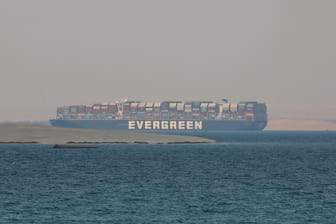 Das Containerschiff Ever Given (Archivbild): Durch die Blockade im Suezkanal im vergangenen März standen Hunderte Schiffe im Stau.