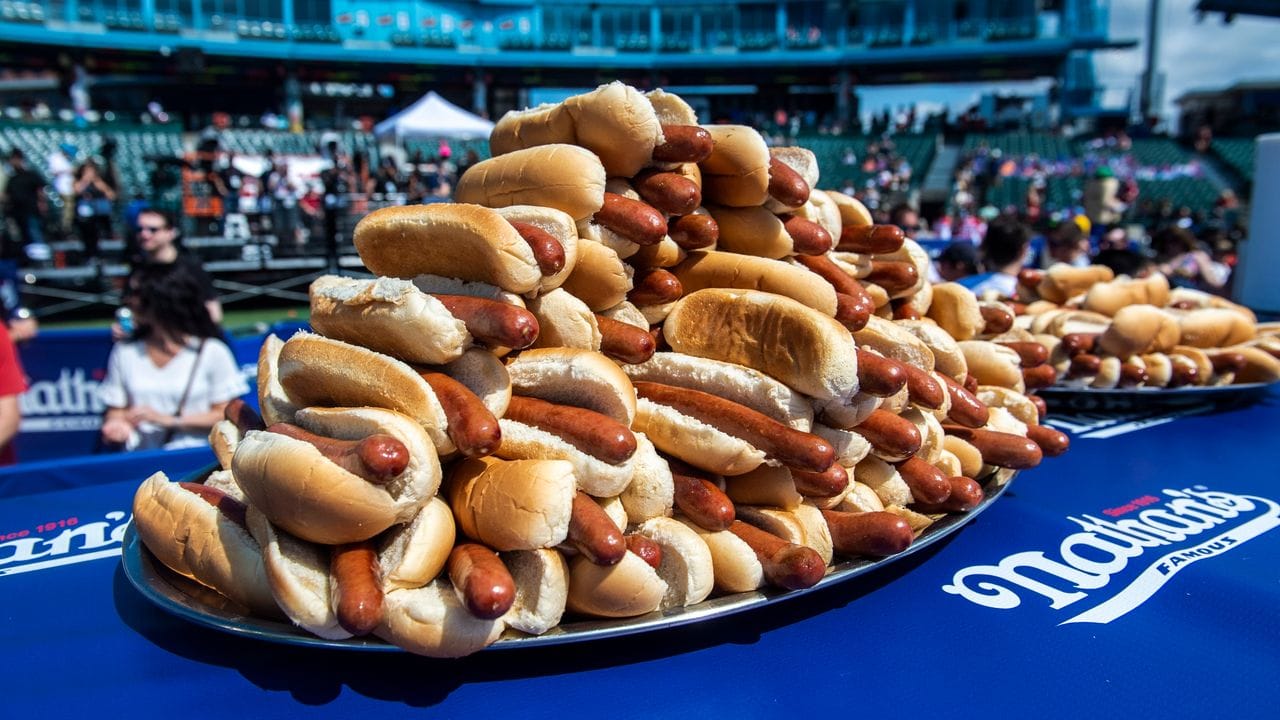 76 Hotdogs verschlang Joey Chestnut in nur zehn Minuten.