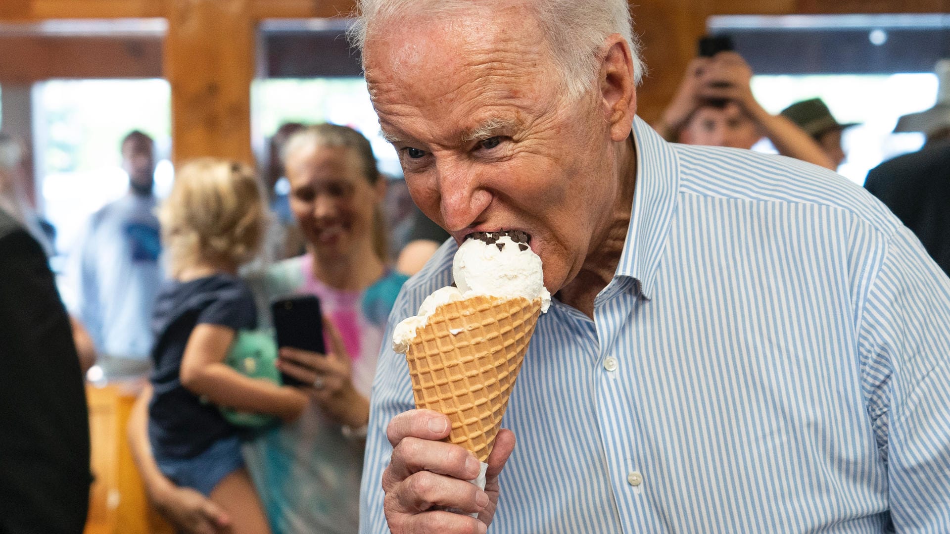 US-Präsident Biden beisst herzhaft in ein Eis. Er feiert mit seiner Familie den amerikanischen Unabhängigkeitstag.