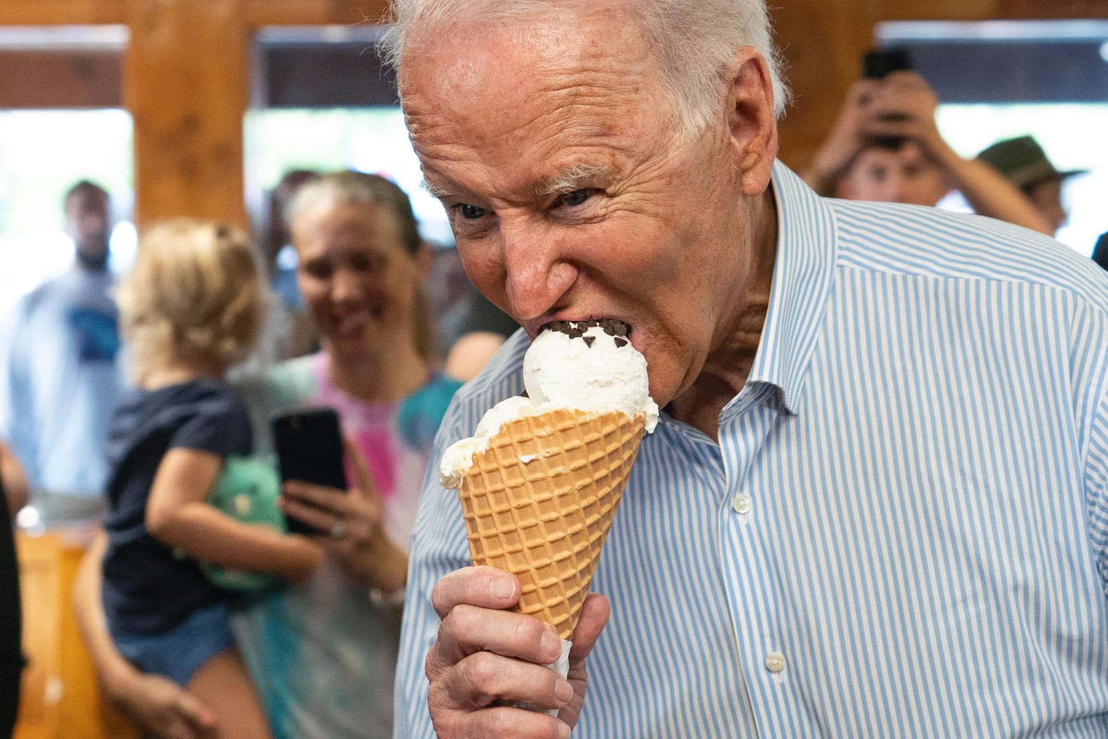 US-Präsident Biden beisst herzhaft in ein Eis. Er feiert mit seiner Familie den amerikanischen Unabhängigkeitstag.