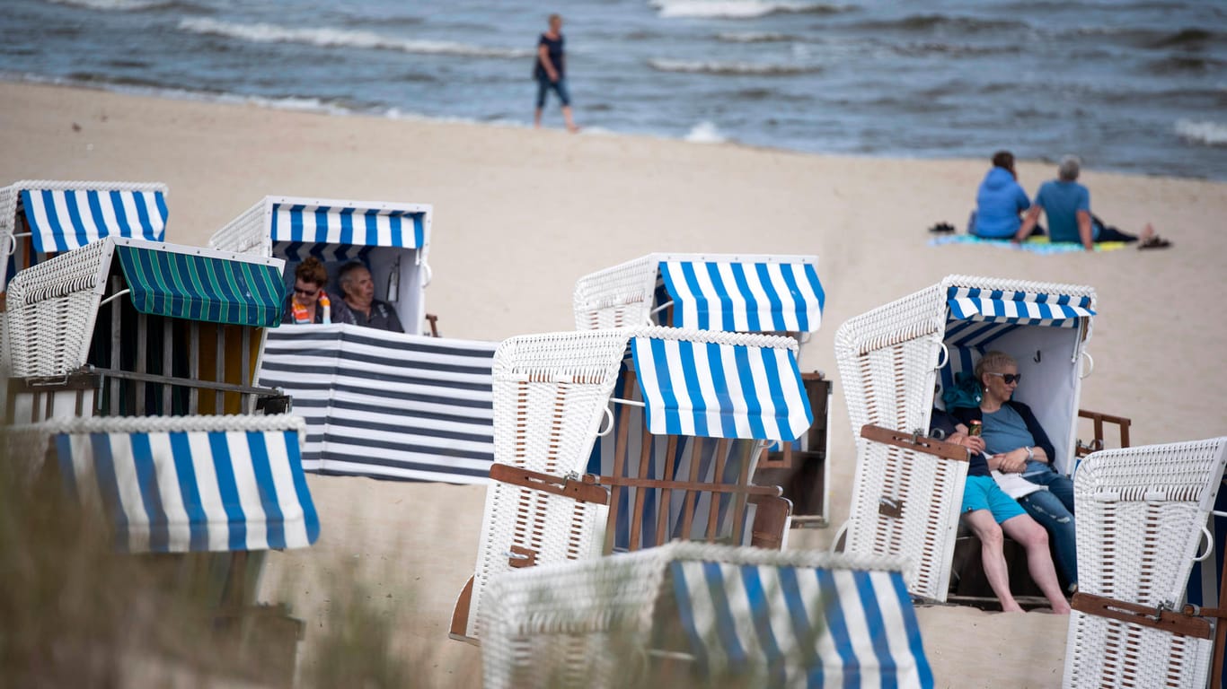 Strandkörbe am Strand von Zinnowitz auf der Insel Usedom (Archivbild). Beim Baden in der Ostsee sind zwei ältere Menschen ums Leben gekommen.