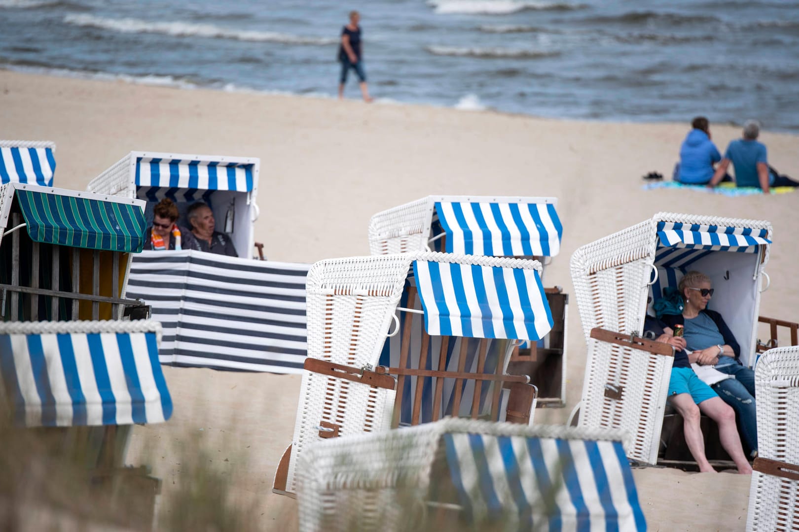 Strandkörbe am Strand von Zinnowitz auf der Insel Usedom (Archivbild). Beim Baden in der Ostsee sind zwei ältere Menschen ums Leben gekommen.