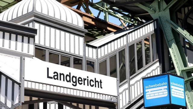 Schwebebahnstation Landgericht vor dem Justizzentrum Schwebebahnstation Landgericht vor dem Justizzentrum