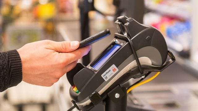 Mobiles Bezahlen wird immer beliebter - und es ist nicht so unsicher, wie viele noch immer befürchten. Mobiles Bezahlen wird immer beliebter - und es ist nicht so unsicher, wie viele noch immer befürchten.